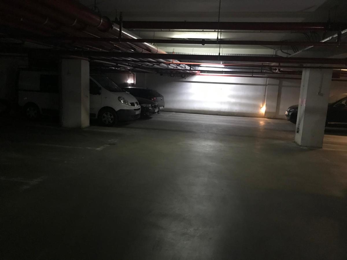 Queen Beds With Underground Parking * Bucarest